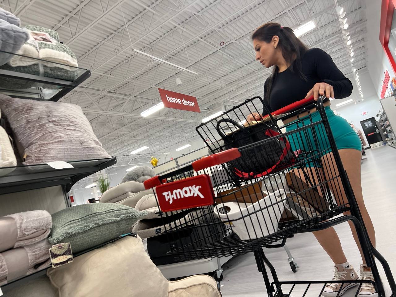 Creepshot milf Latina at target #R0fATphP